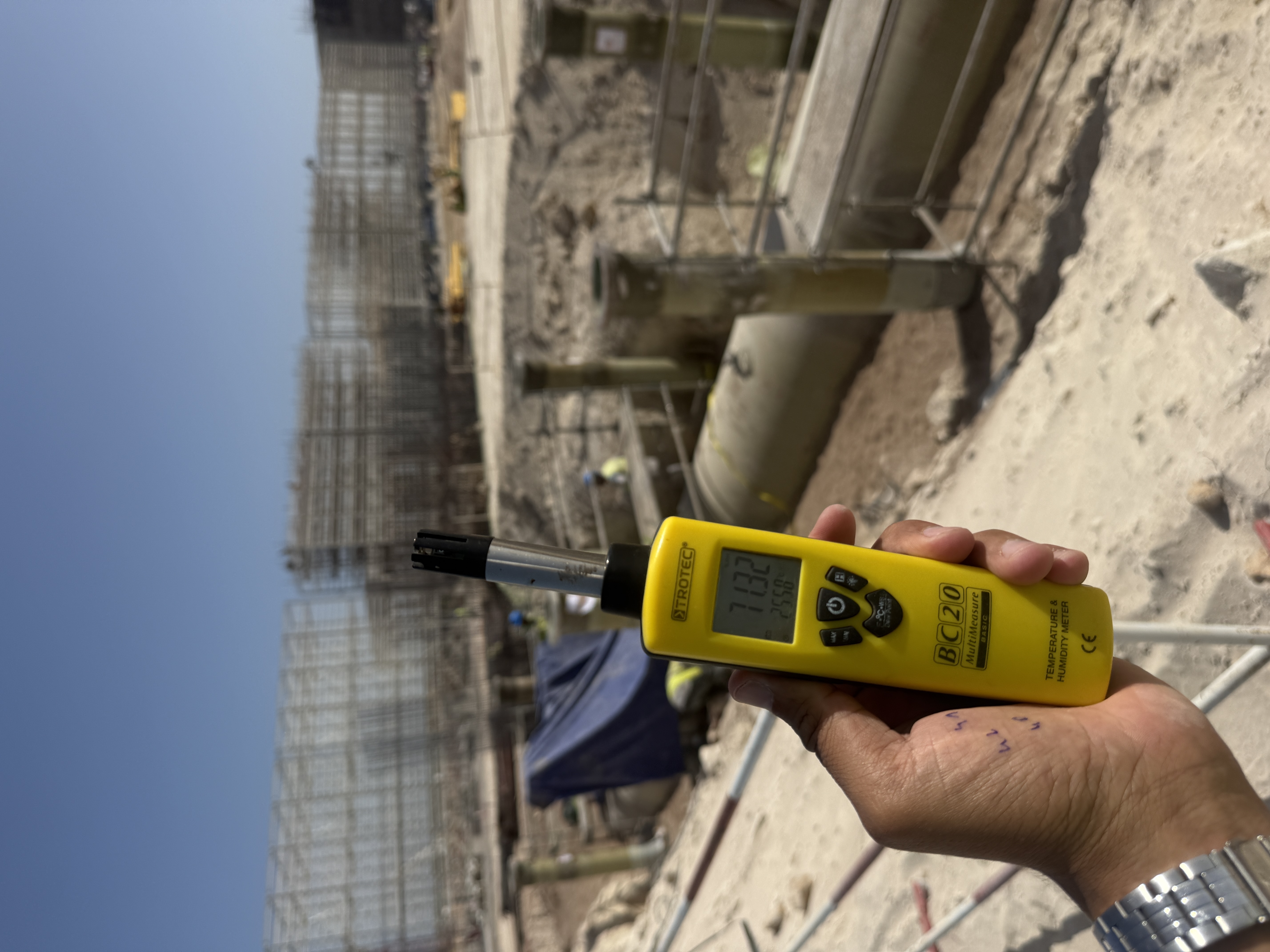 مهندس ENKHAZ في اجتماع تقني